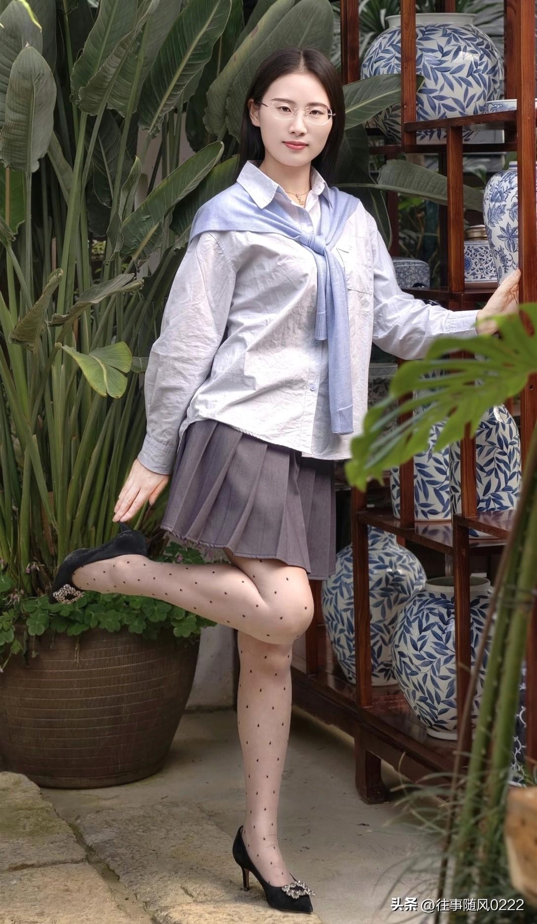 素衣美人倚竹丛   青瓷花瓶映芳容