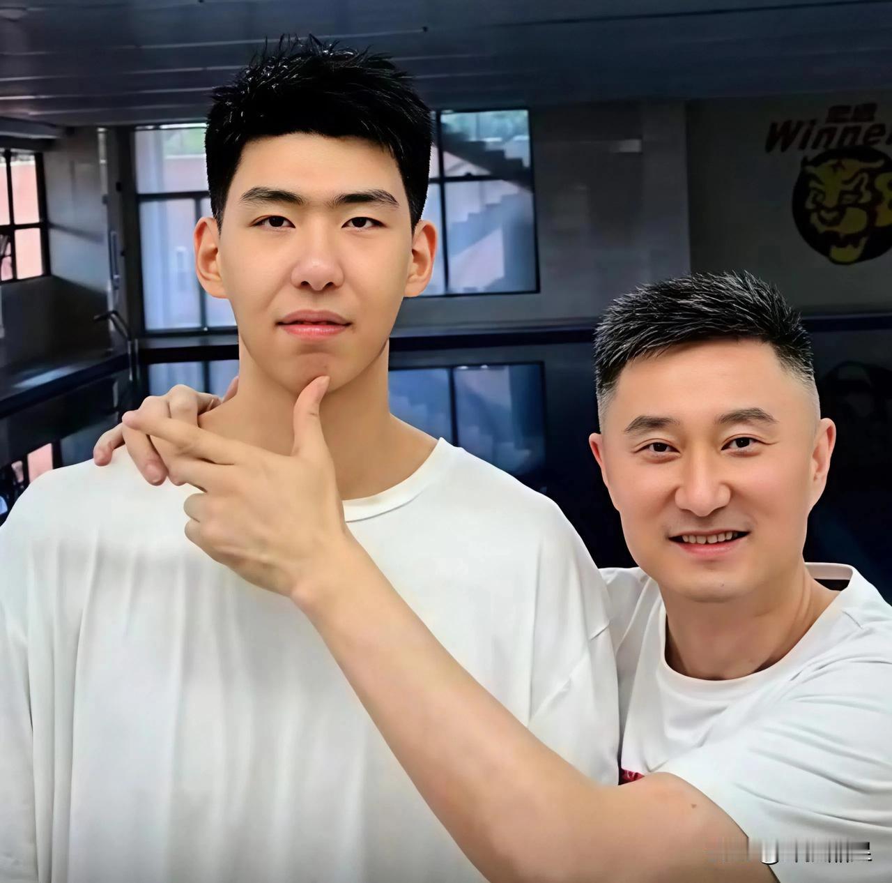 徐昕太能了！一句任性的话说要走，就撬动了半个CBA，传闻满天飞！
一会儿说陈国豪