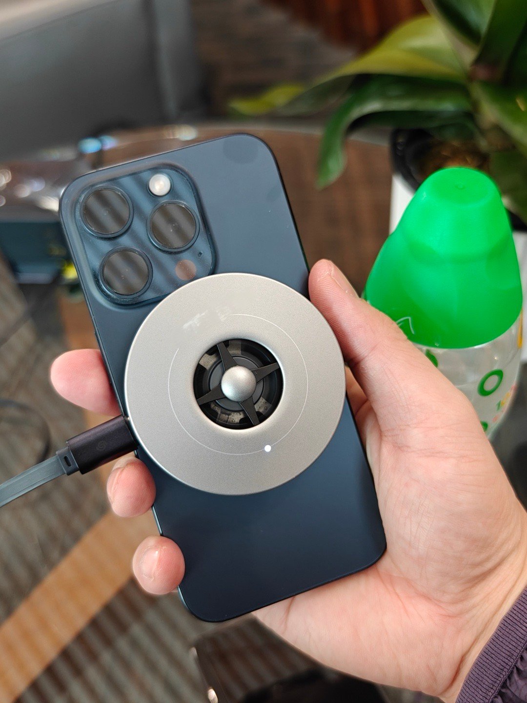 OPPO最近有个好玩实用的小玩意，直接看图！磁吸+无线充+散热，三大要素汇聚猜测