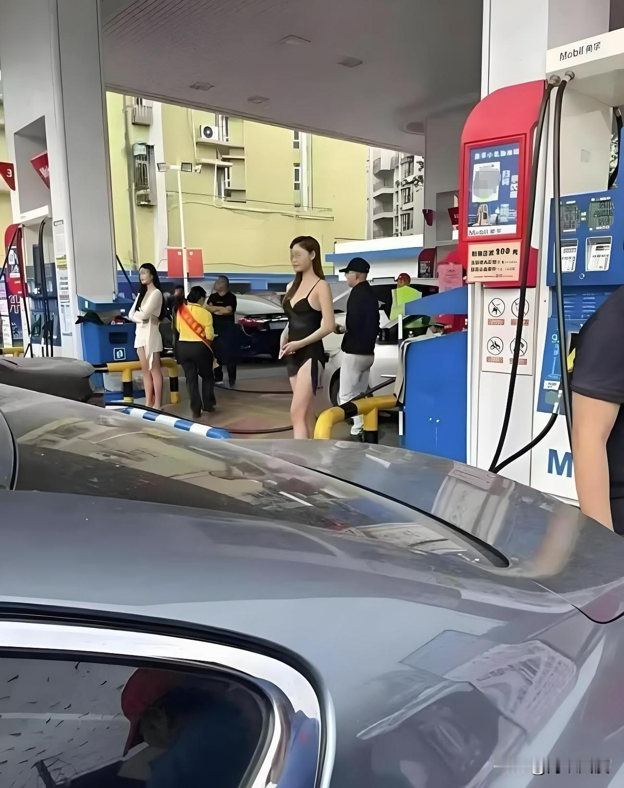 大陆这事上了台媒，加油站清凉装女模促销被公安机关劝离。管理部门对正常商业活动执法