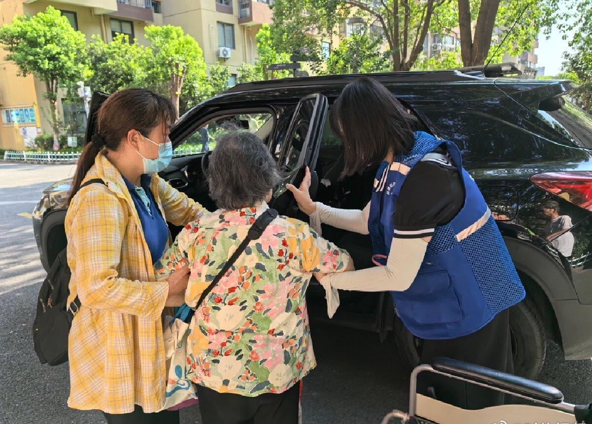 近日，宁波海曙段塘街道丽景社区网格员小庄与“580我帮你”志愿者孔阿姨走访时，发