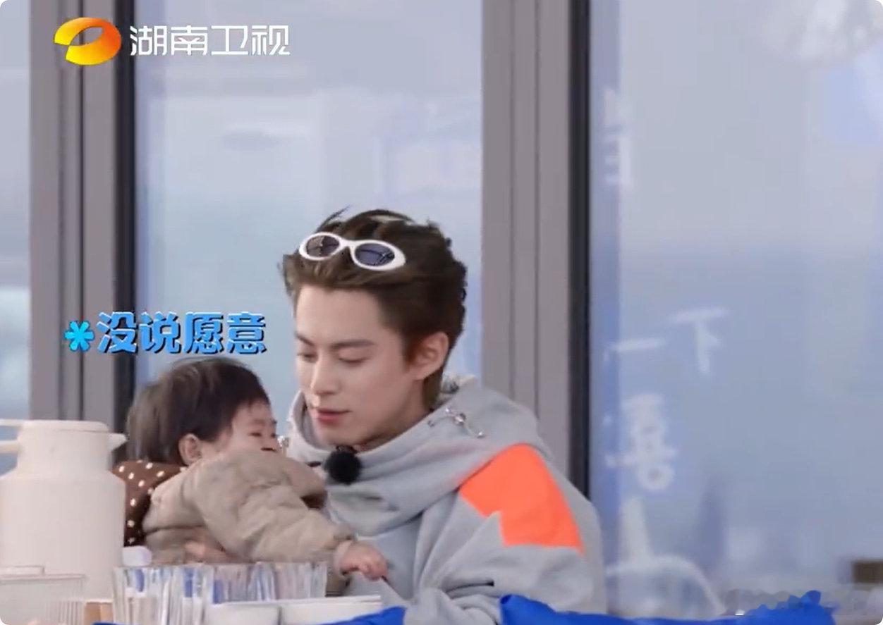 白鹿把孩子塞到王鹤棣怀里亲爱的客栈萌娃 + 帅哥美女，这组合谁顶得住！白鹿送娃这