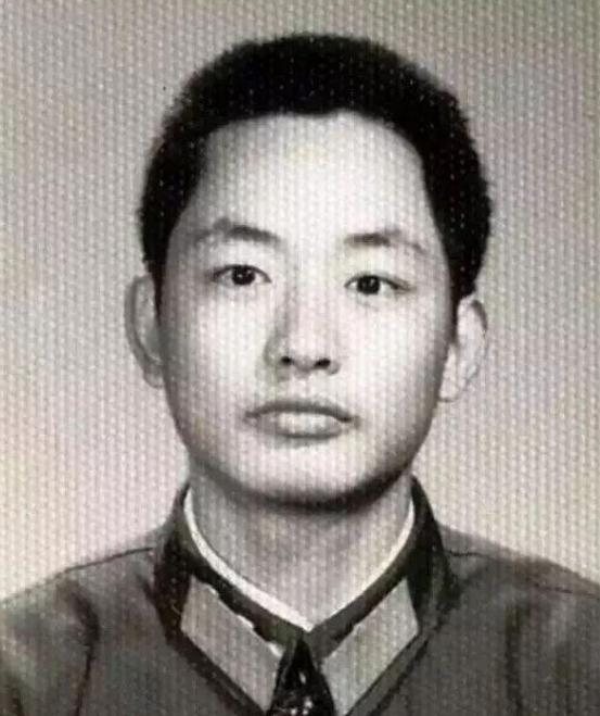 1984年，我军的一名排长在山中巡逻，遇到对面三名解放军战士向他走来，并向他打招