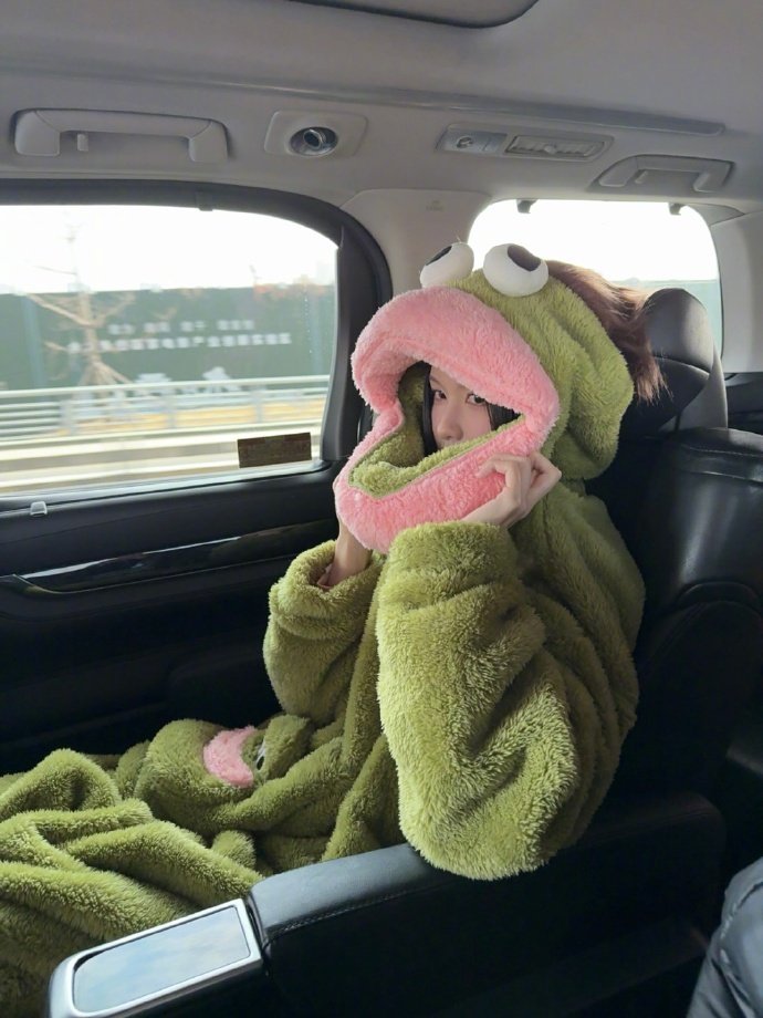 陈都灵社恐变社牛 社恐陈都灵 陈都灵社恐变社牛，吃的饱饱的，社牛嘟嘟可爱的，期待