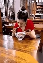 一碗面，两个人，四目相对。
男的懵了，女的也懵了。
哥们儿心里估计在想：这……天