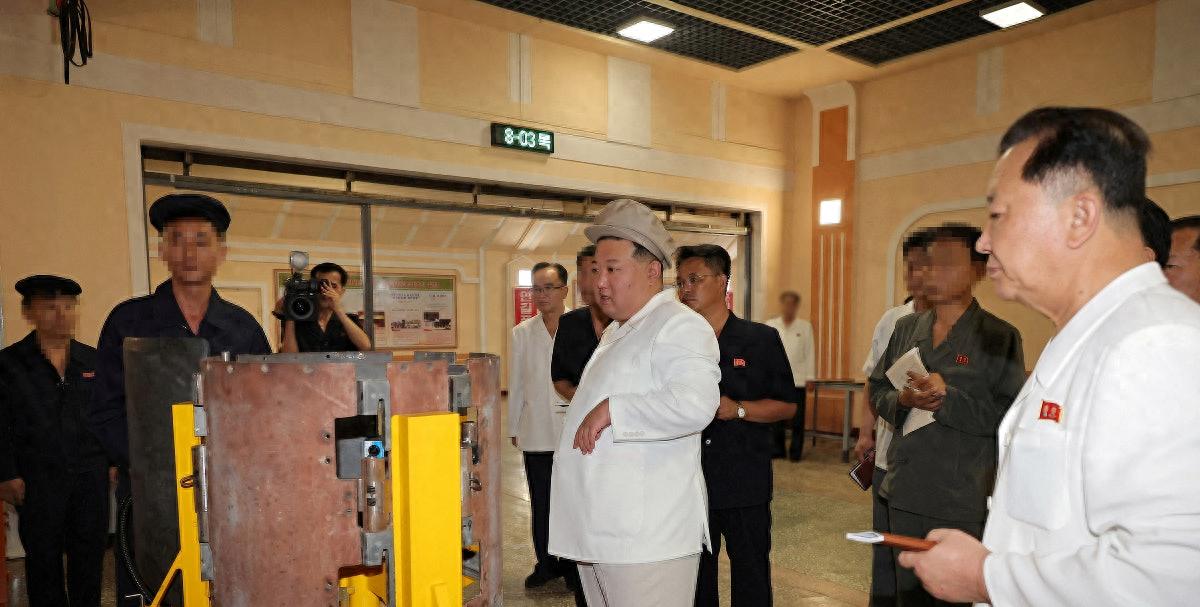 最近半岛那头又热闹了！朝鲜炸了公路，韩国回击，双方都挺硬气。这事儿一出，全球都炸