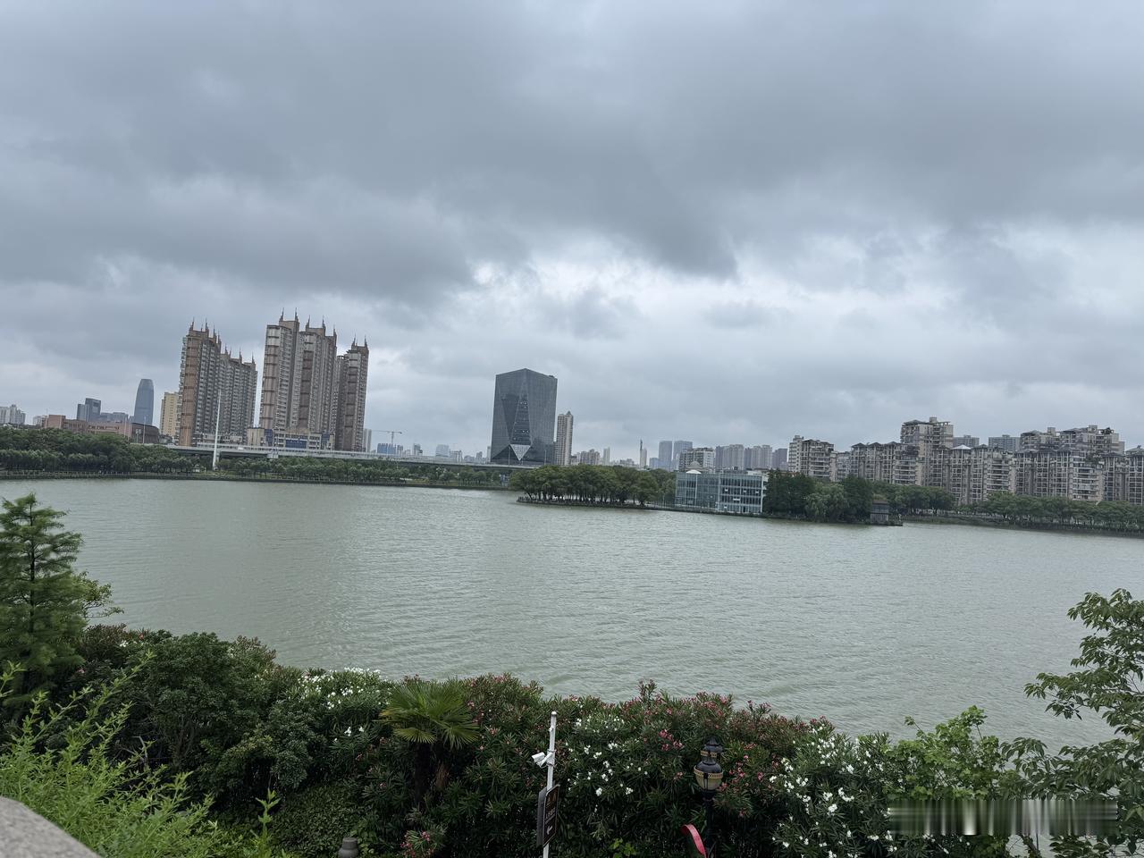 乌军在乌东重镇波克罗夫斯克面临着严峻的局面，有后勤补给的障碍，有被俄军几乎不间断