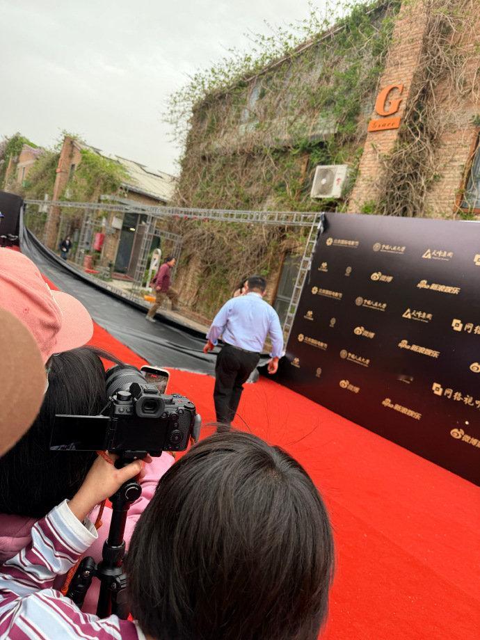 北影节短剧盛典红毯塌了短剧盛典红毯塌了 短剧盛典红毯塌了 