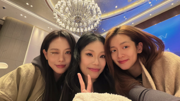 万妮达陈昊宇王霏霏合照 万妮达晒和陈昊宇王霏霏合照，霏常昊一定要经常见面啊！ 