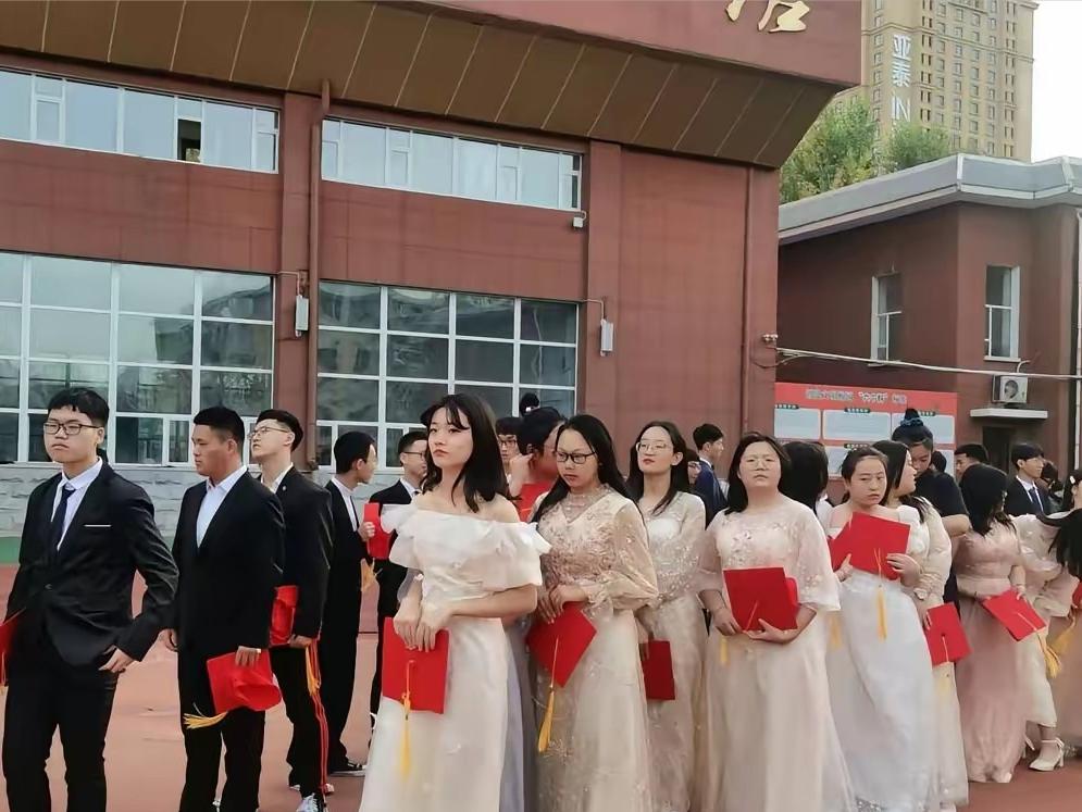 5月29日中国青年报报道，成都一校长：他们是成人了，不是成婚了！全体学生统一穿校