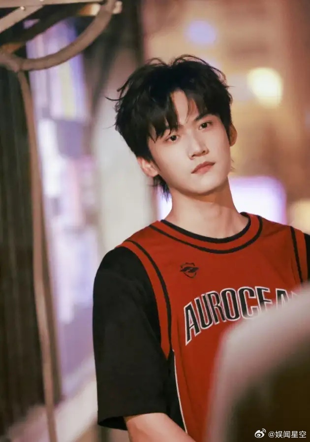 艺人周柯宇改回中国国籍2002年出生于美国，十六七岁回内娱发展，签约嘉行新悦随团