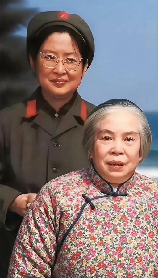 革命很硬，母女很软。
贺子珍＆李敏，旧照一张，敬意一生。