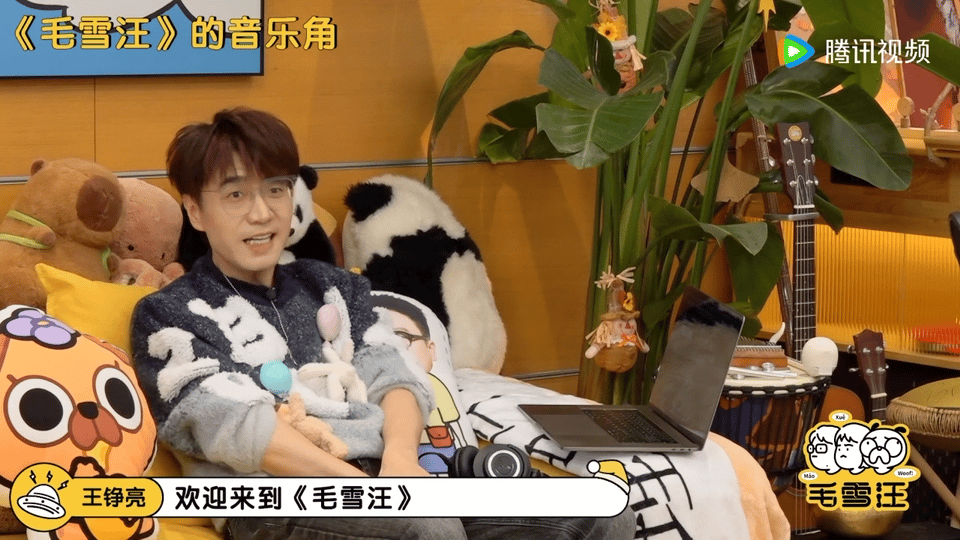 王铮亮[超话]  王铮亮在嗓子里藏了变声器吗  宝宝的歌声真是太治愈了，每次听他