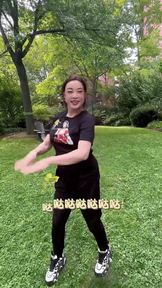 74岁刘晓庆跳舞视频哇塞！庆姐这74岁的舞步也太飒了吧！每一个动作都透着自信和活