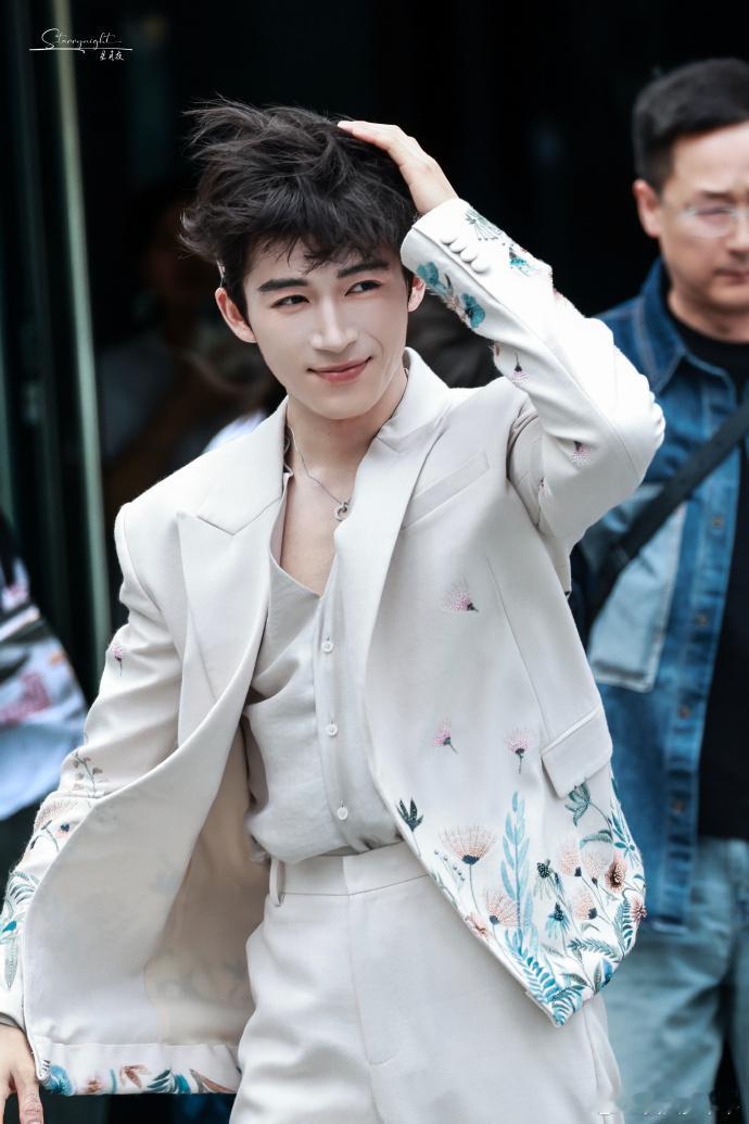 王星越白西装贵公子花儿与少年王星越来hi6营业宣传花少啦，一身白西装优雅大方，胸