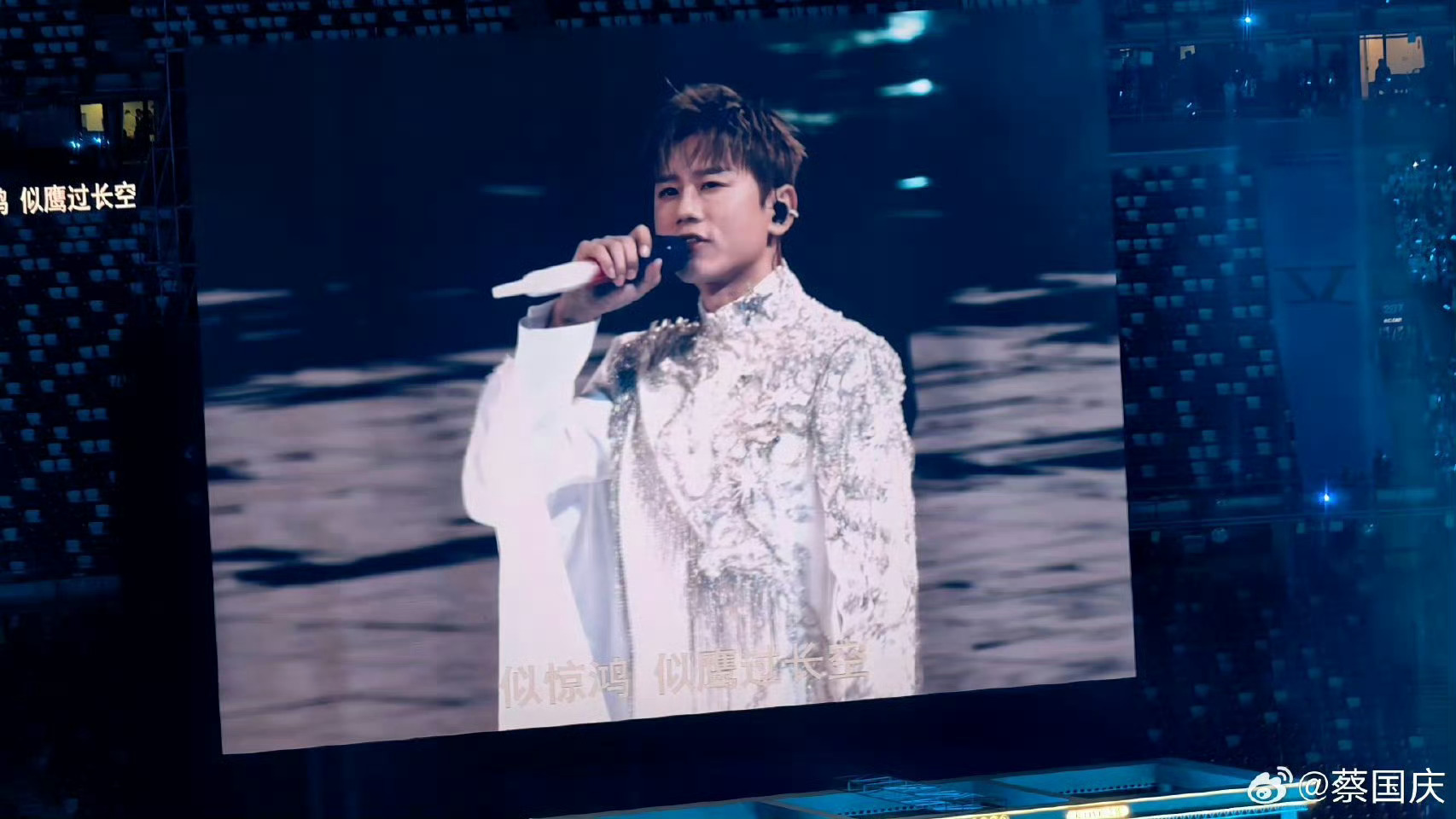 蔡国庆看张杰演唱会✨谁懂啊，连蔡国庆老师都抵不住杰哥鸟巢演唱会的魅力!跟着节奏蹦