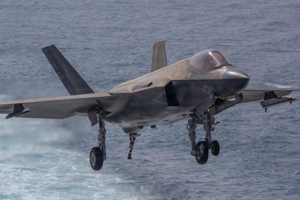 这次美国航母上带了F-35C，如果真动手，也是一个能打头阵突入伊朗空域的力量，以