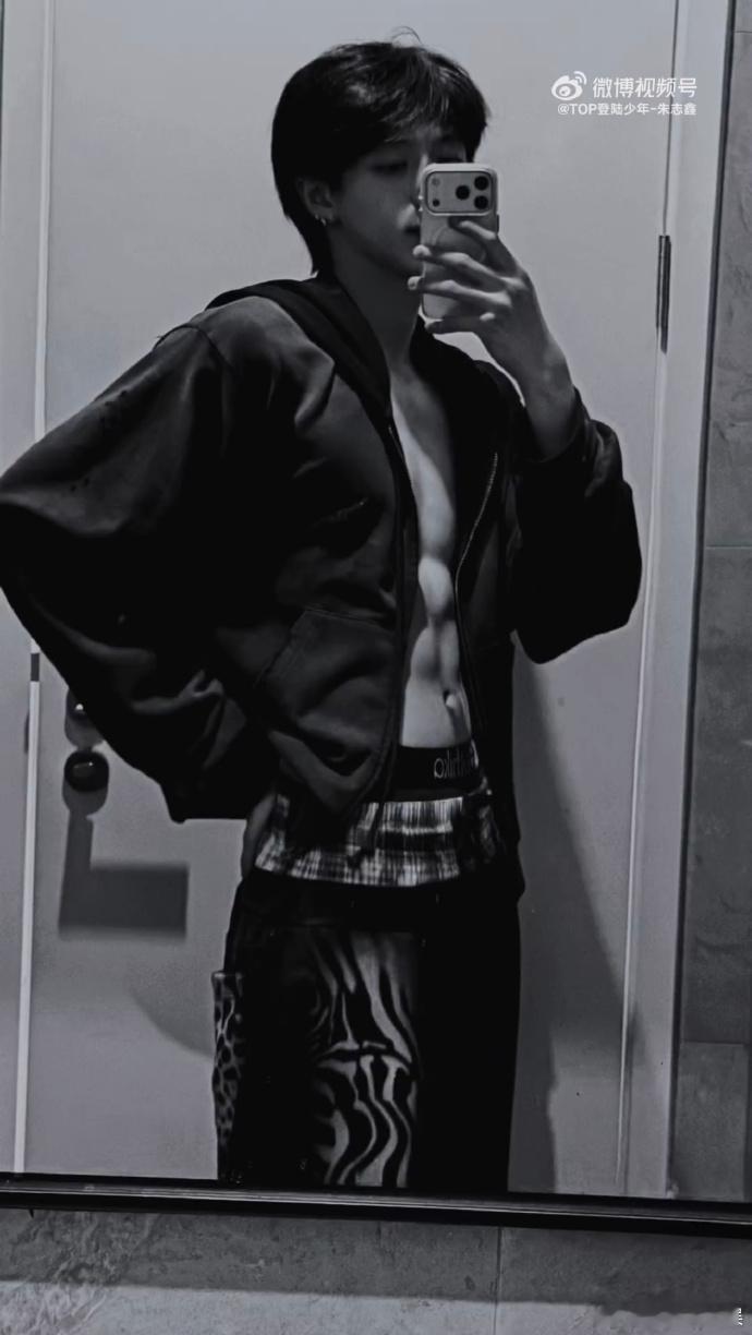 朱志鑫腹肌照 omg晒出自己的腹肌！这身材简直满分