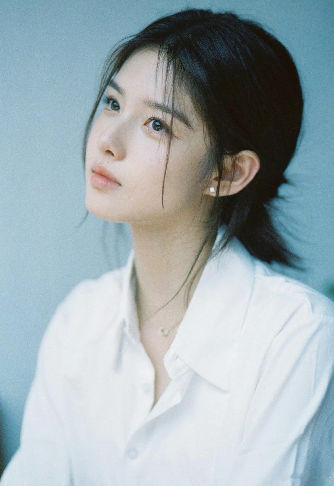 艾米 姐感妹 褪去稚气后的气质蜕变，眉眼间自带笃定气场，妥妥的反差系小花。 
