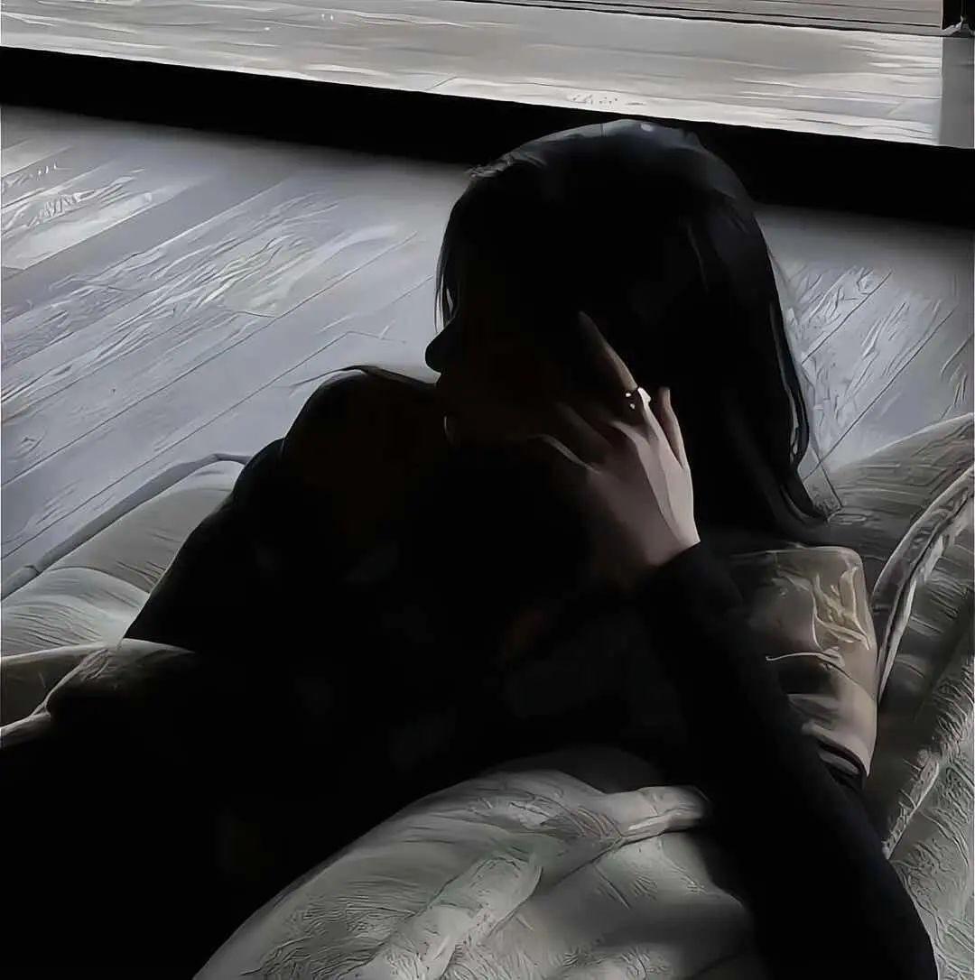 想起二十几年前那个清晨，天下着蒙蒙细雨，我在W学校宿舍最后一次见她。在此之前，我