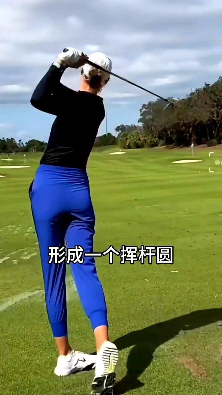 高尔夫的秘密，不在于你多用力，而在于你的杆头有没有“惯性”。

职业选手的挥杆，
