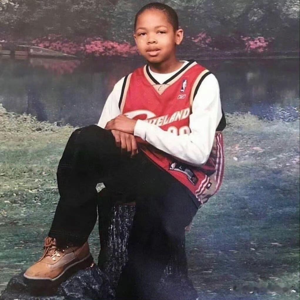 他竟然是一名骑士球迷！！！猜猜这是谁呢？

很多球员能够来到NBA打球，一方面是