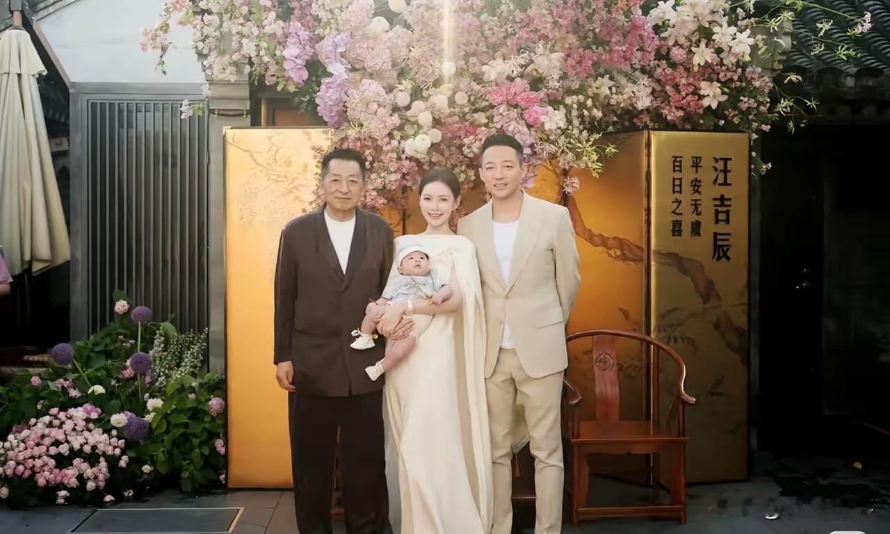 马筱梅婆媳翁婿相处尽显通透格局。
马筱梅待人谦和有礼，平日里对汪小菲父亲尊称爸爸