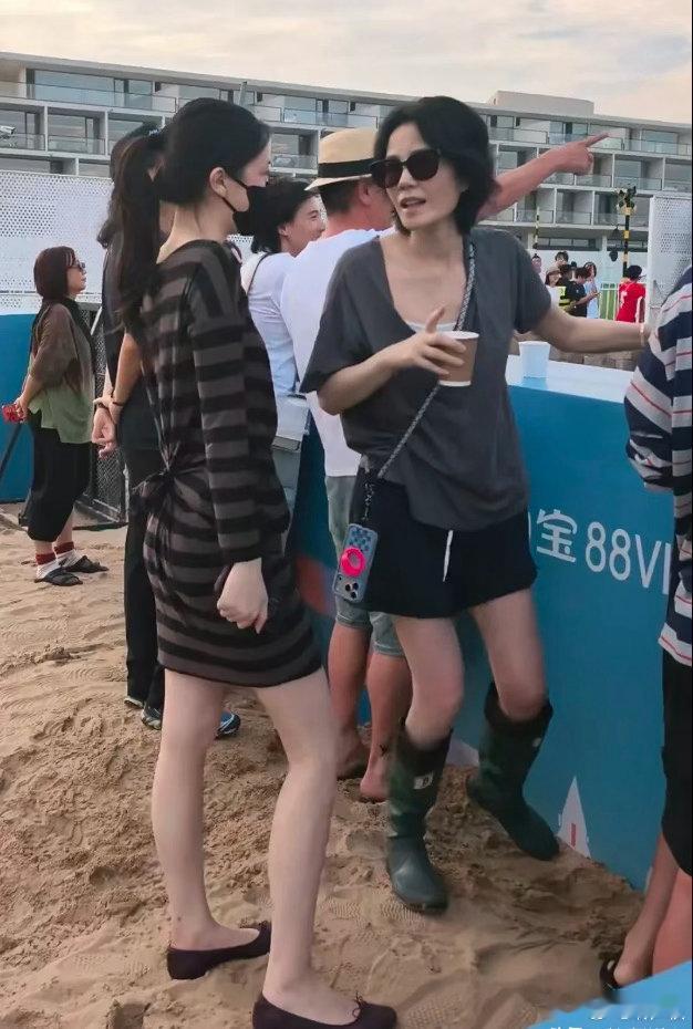 李嫣随王菲参加阿那亚音乐节，身材比例高度复刻王菲 ​​​