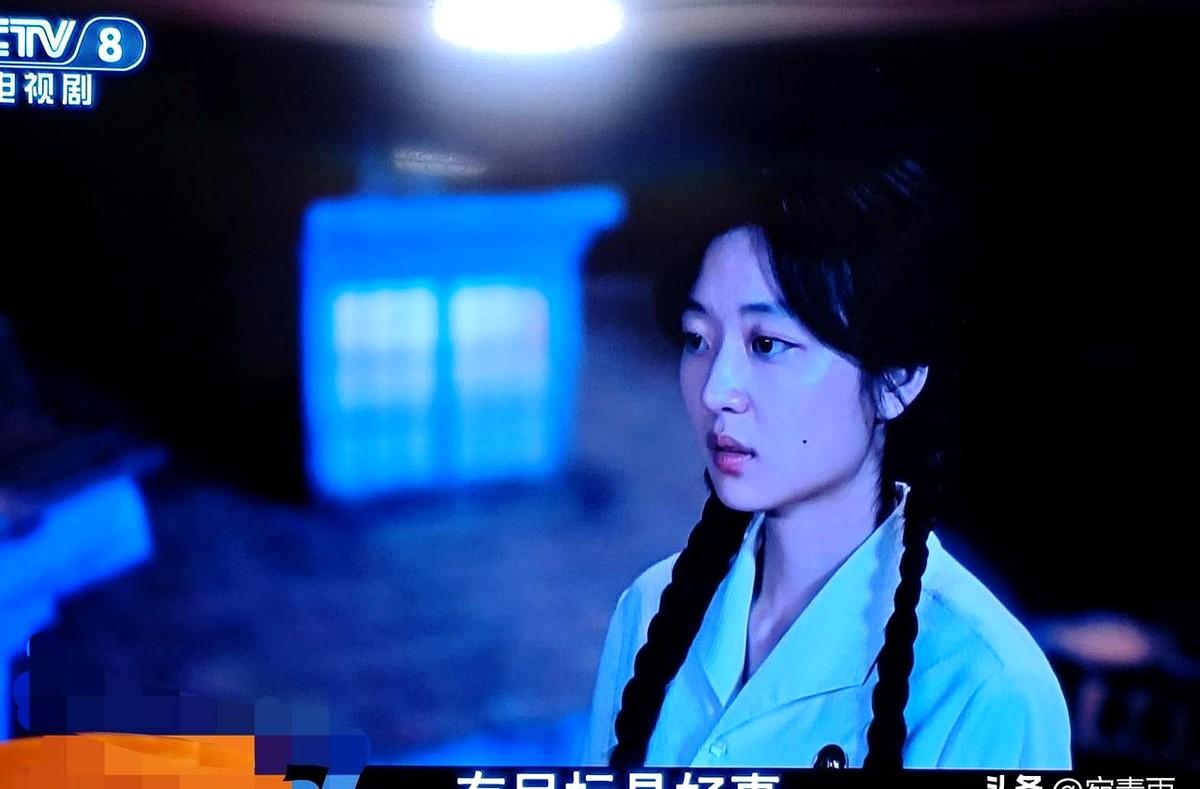 《纯真年代的爱情》收视破2.3了！好多人还在说陈飞宇靠爹。

讲真，他这次演得不