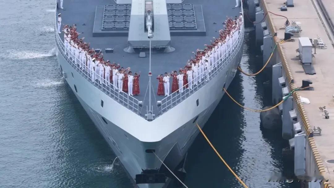 这一场婚礼，全国人民都祝福！055万吨大驱上举行集体婚礼，这排面拉满了！

之前