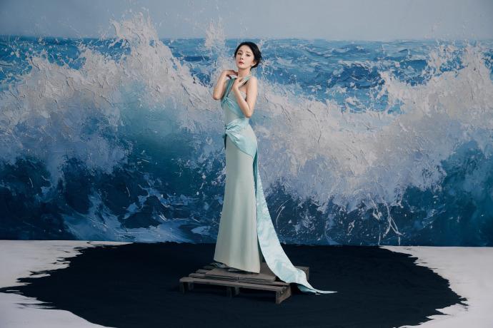 海浪漫过天际，它们不奔赴谁的裙摆，只借风的掌纹，临摹日光流动的轨迹。