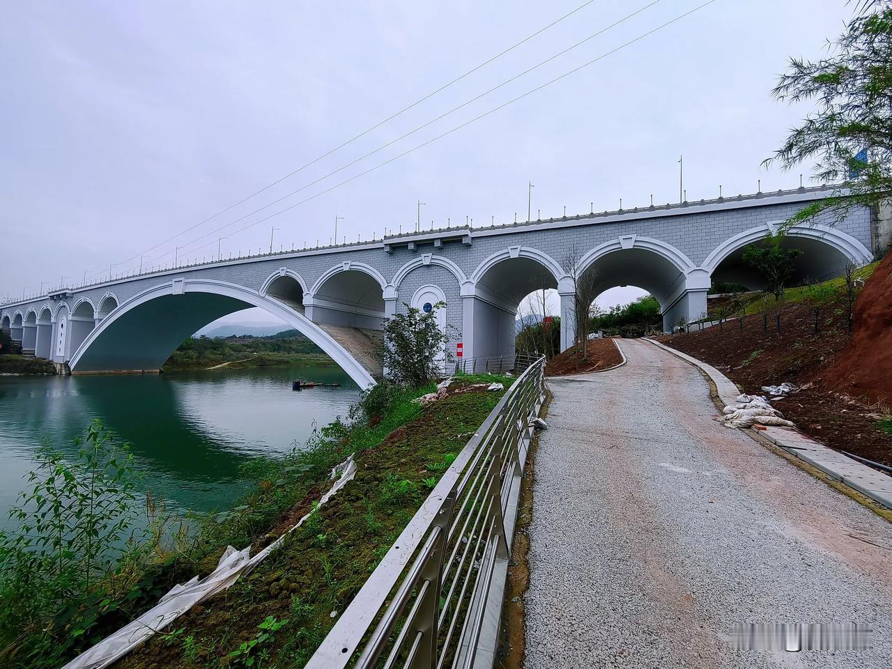 冬天，来到万州区密溪沟大桥，翠绿的湖水，圆拱型桥，欧州式圆堡建筑，令人陶醉了！