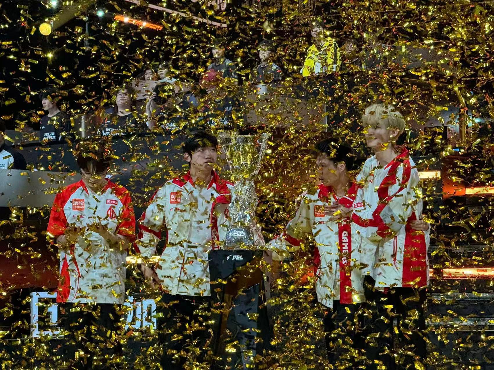 AG春季赛总冠军赛场硝烟散尽，王者终迎加冕。AG全员并肩作战，斩获春季赛最终总冠