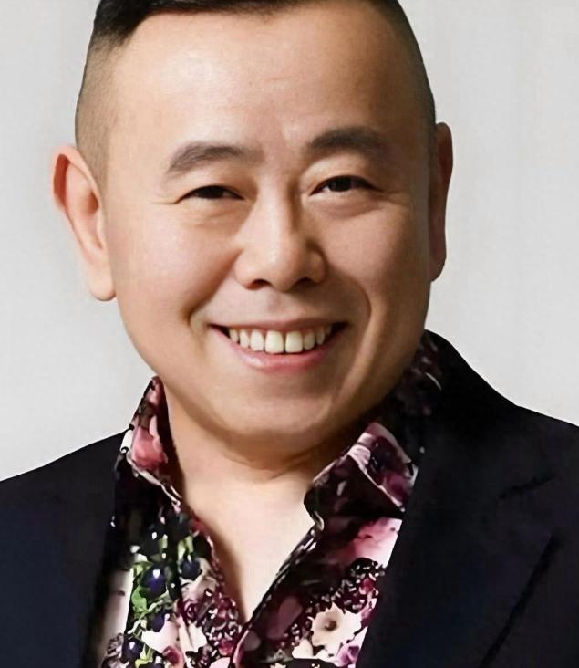 潘长江被说有四个老婆、全家移民美国、享受正师级待遇，其实全是网上瞎传的。
 
最