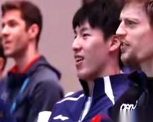 澳门世界杯抽签现场，咱们小将温瑞博旁边，坐着的就是法国老将西蒙·高茨。
两个人挨