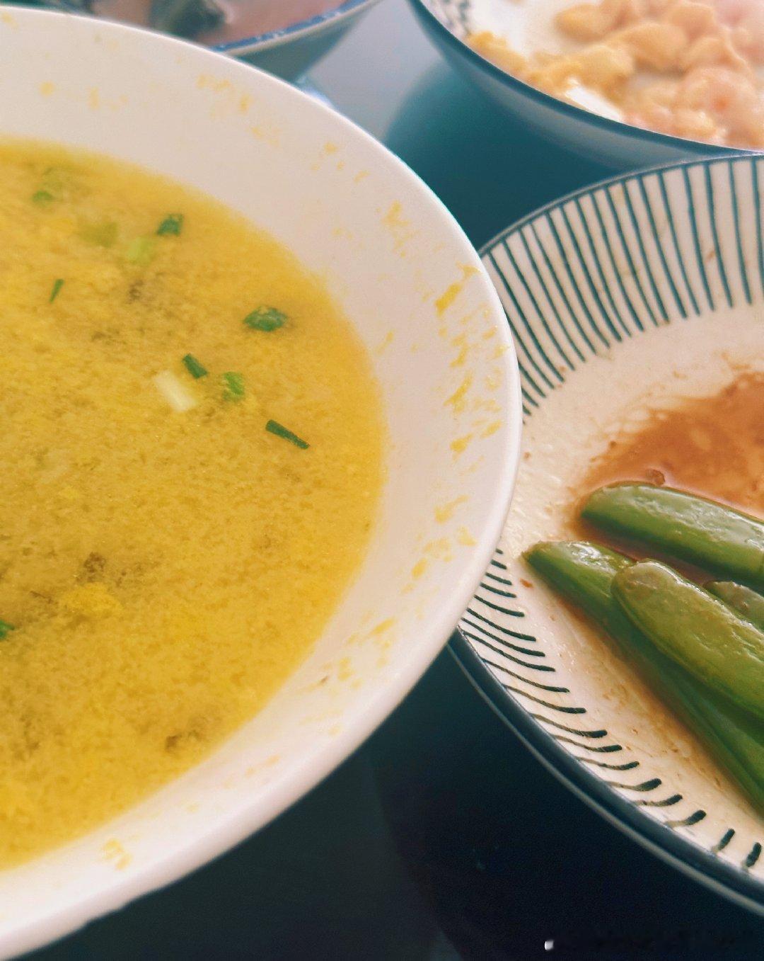 今天的红苋菜皮蛋汤汤汁香浓，太鲜美了甜豆炒五花肉炒完喜欢焖会锅豆会软软糯糯的吸饱