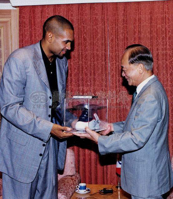 Grant Hill 90年代亚洲行 向领导赠送 签名的 FILA Grant 