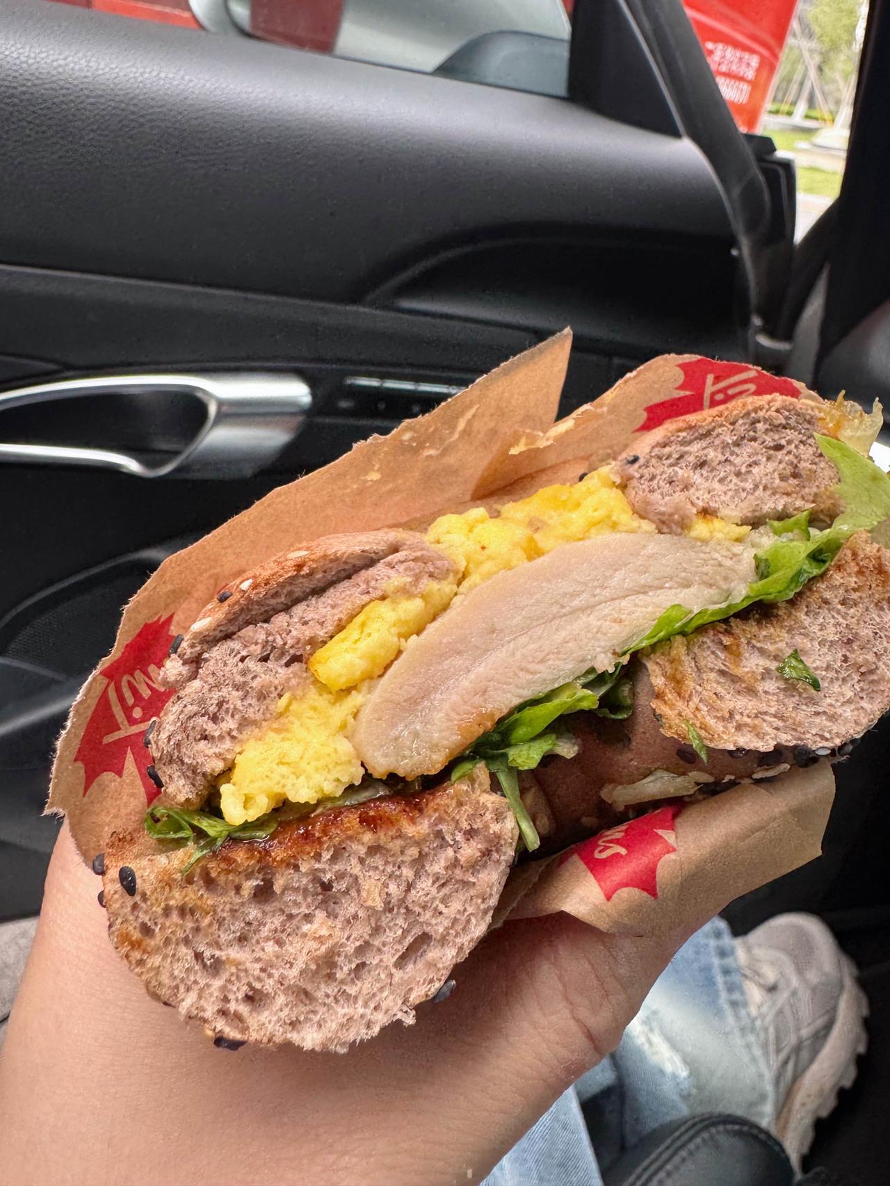 饿到不行，对付一口再慢慢开回去。