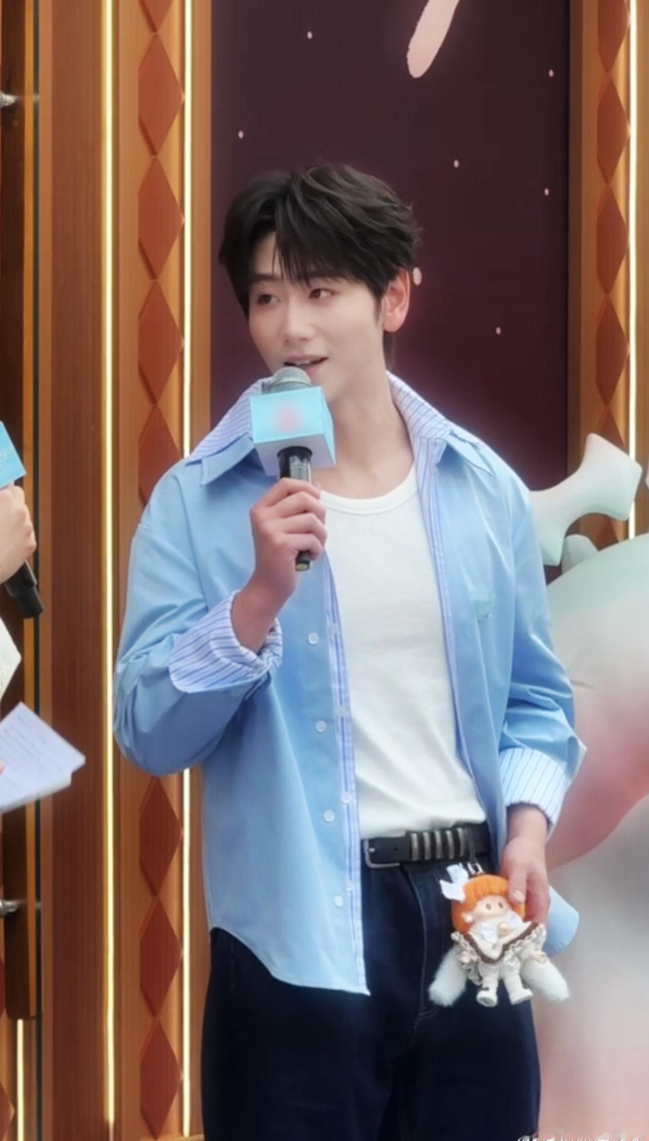 散装海南话搭配帅气外形，崔雨鑫在三亚的表现真实又有趣，路人缘格外好。 被崔雨鑫的