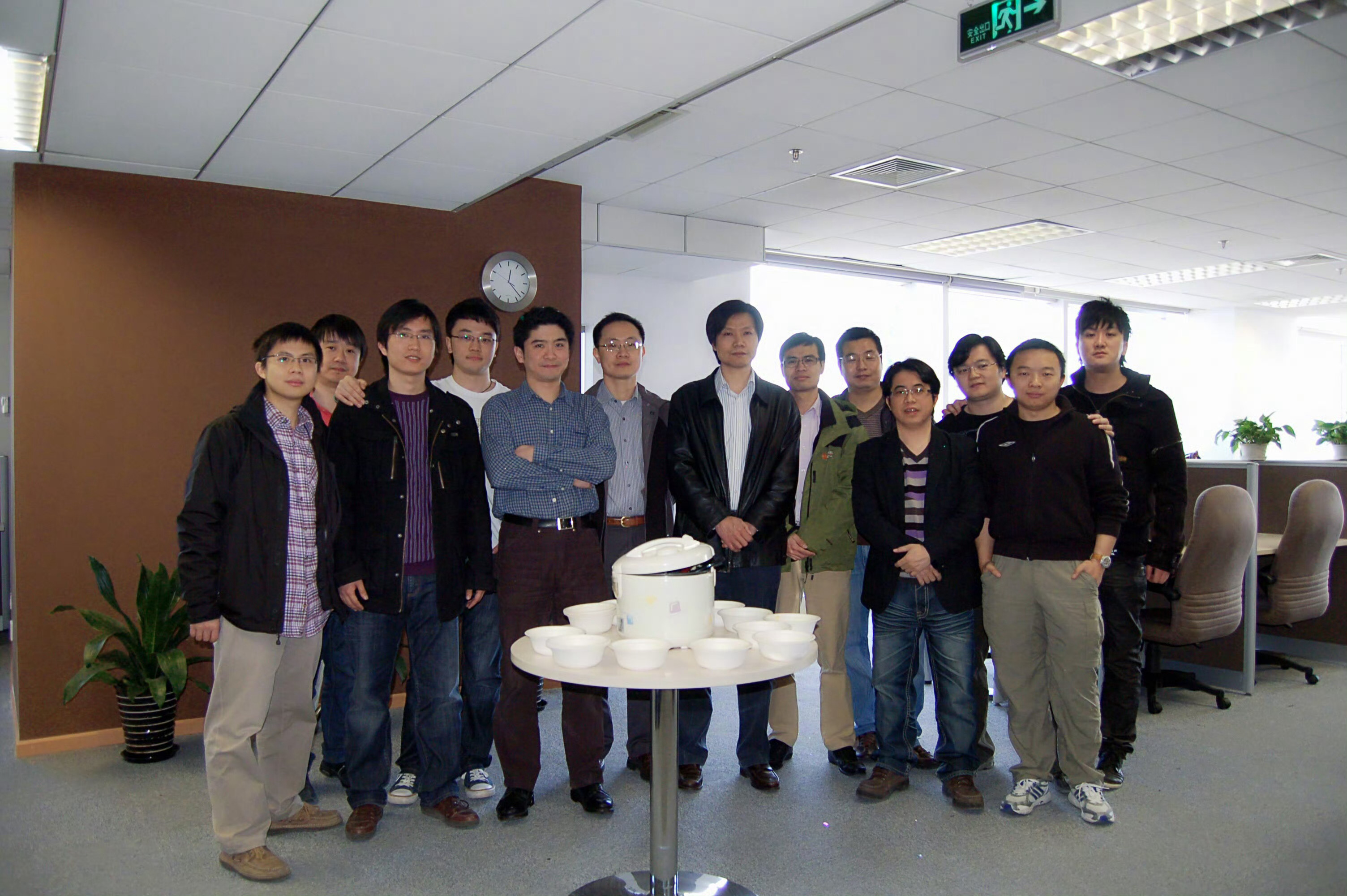 两位小米联合创始人退出小米科技害，这怎么也上热搜了，那不退出，钱放在股票里也不合