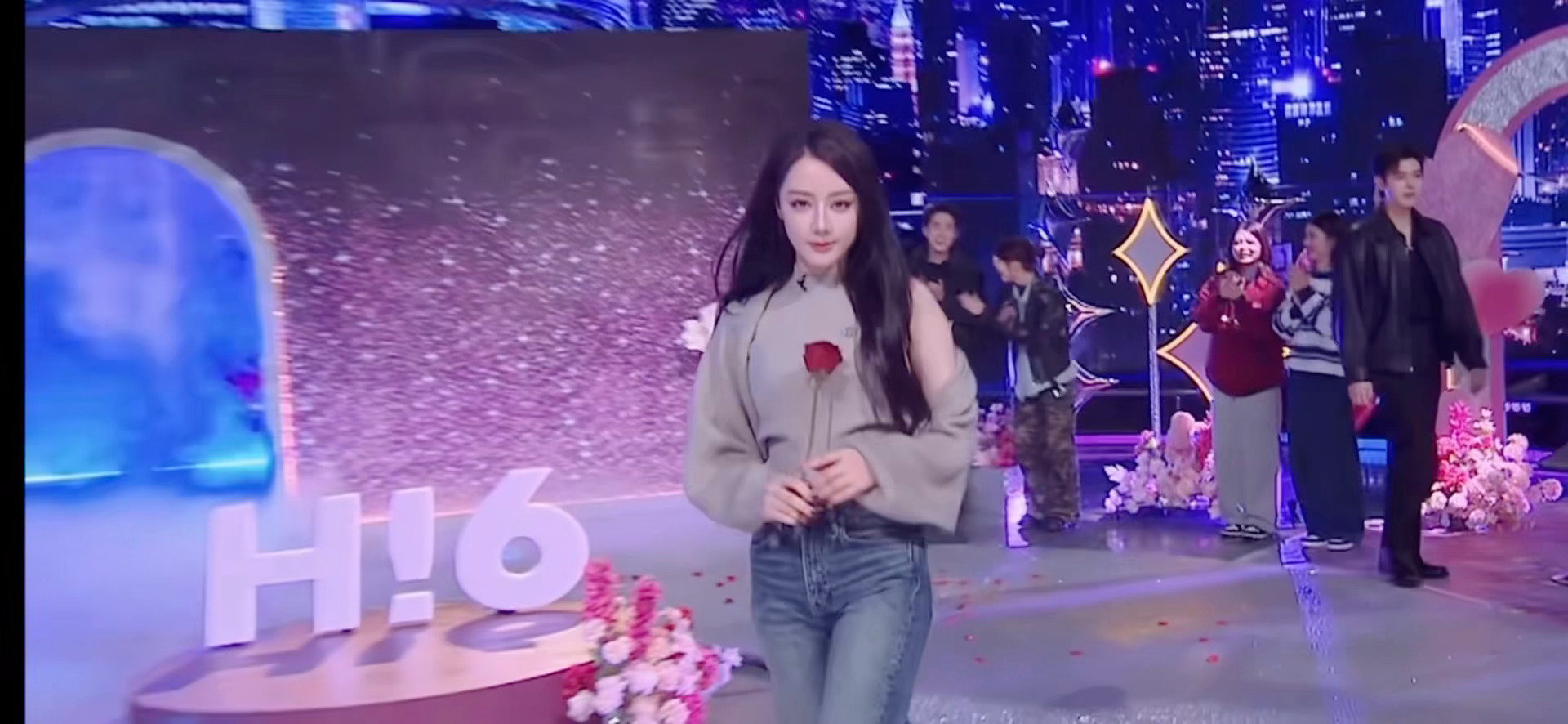 贺思慕中国的命运与世界的命运紧密相关，我们要把弘扬爱国主义精神与扩大对外开放结合