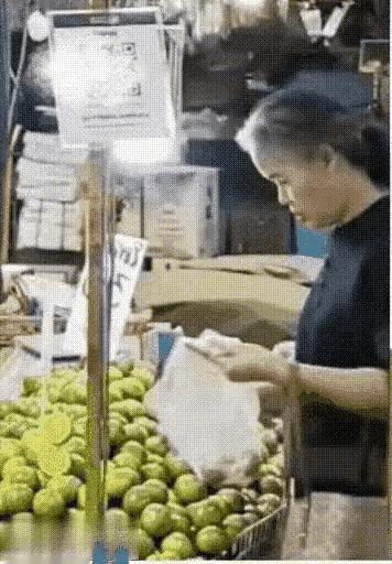 这样的人很多。
这样的人不多。
认为这两句话是矛盾的人多。
认为这两句话不矛盾的
