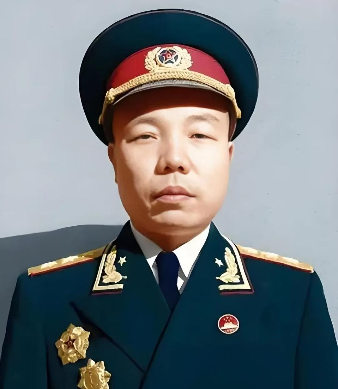 今天给大家讲一段鲜为人知的开国往事，比影视剧还让人动容。

1949年建国初，原