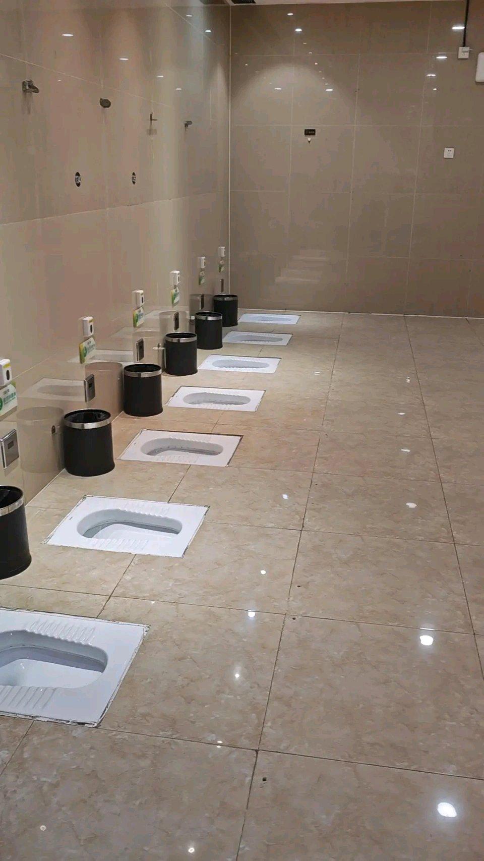 江苏常州溧阳万达广场这事儿闹大啦！4月9日，三楼女厕因旧隔断拆除、新隔断未装，变