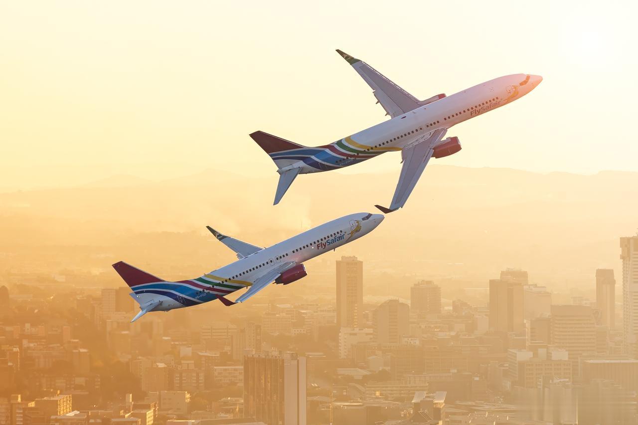 近日，南非航空公司FlySafair的两架波音737飞越体育馆上空为橄榄球赛开赛