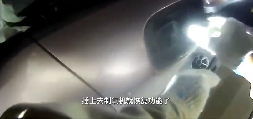 【电工用电动车给制氧机供电救老人】近日，江苏宿迁马厂镇一电线杆被撞断，导致附近村