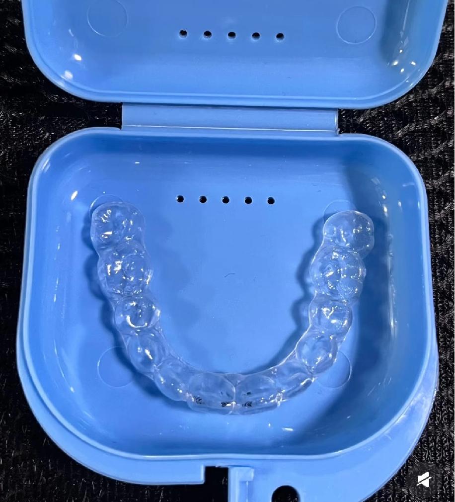 牙齿保持器看着就是一块普通的塑料片，就只是贴合牙齿的一个小物件，做工看着也没什么