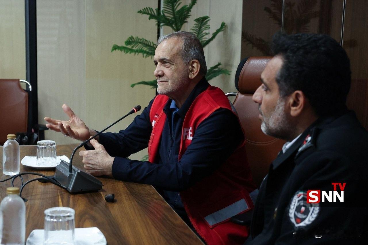 伊朗，佩泽希奇扬总统突然造访消防中心，与在岗的官员商谈安全救援问题。面临侵略者的