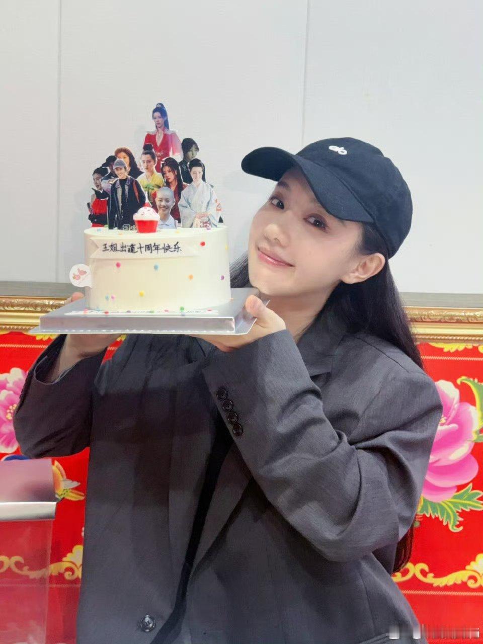 王鹤润出道十周年了王鹤润晒出道十周年蛋糕 出道十周年啦，好快啊，自己都不记得了，