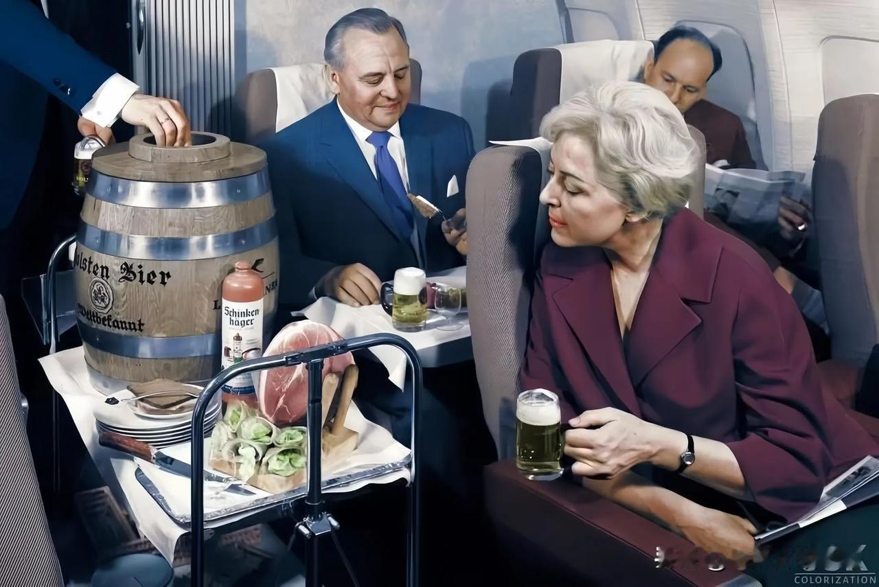 20世纪60年代,德国汉莎航空公司航班上提供的火腿和啤酒。